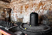 The great Chola temples of Tamil Nadu - The Brihadishwara Temple of Thanjavur. Linga with Nayaka painting on the inside wall of the cloister. 